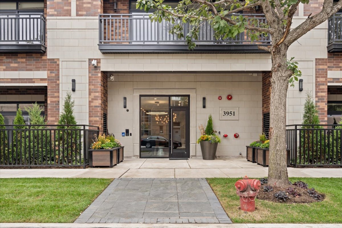 3951 North Wayne Avenue, Unit 107 Chicago, IL 60613 - Photo 2 of 18