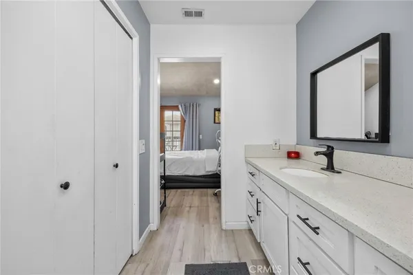 a en suite bathroom with a double vanity sink and mirror