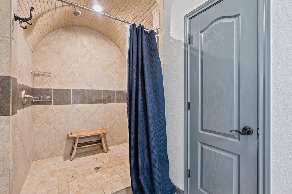 209 Lakeview Circle Spring Branch, TX 78070 - Photo 17 of 40 Bathroom featuring tiled shower and a textured wall