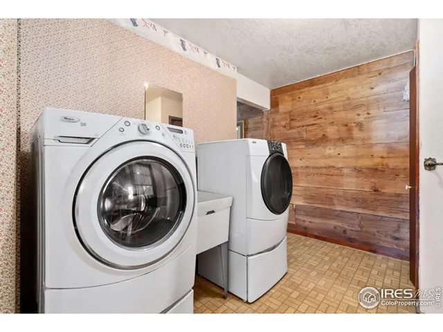 a view of entryway with wooden fence