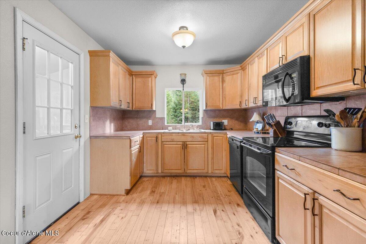 286 East Dufort Road Sagle, ID 83860 - Photo 4 of 37 04-IMG_9805