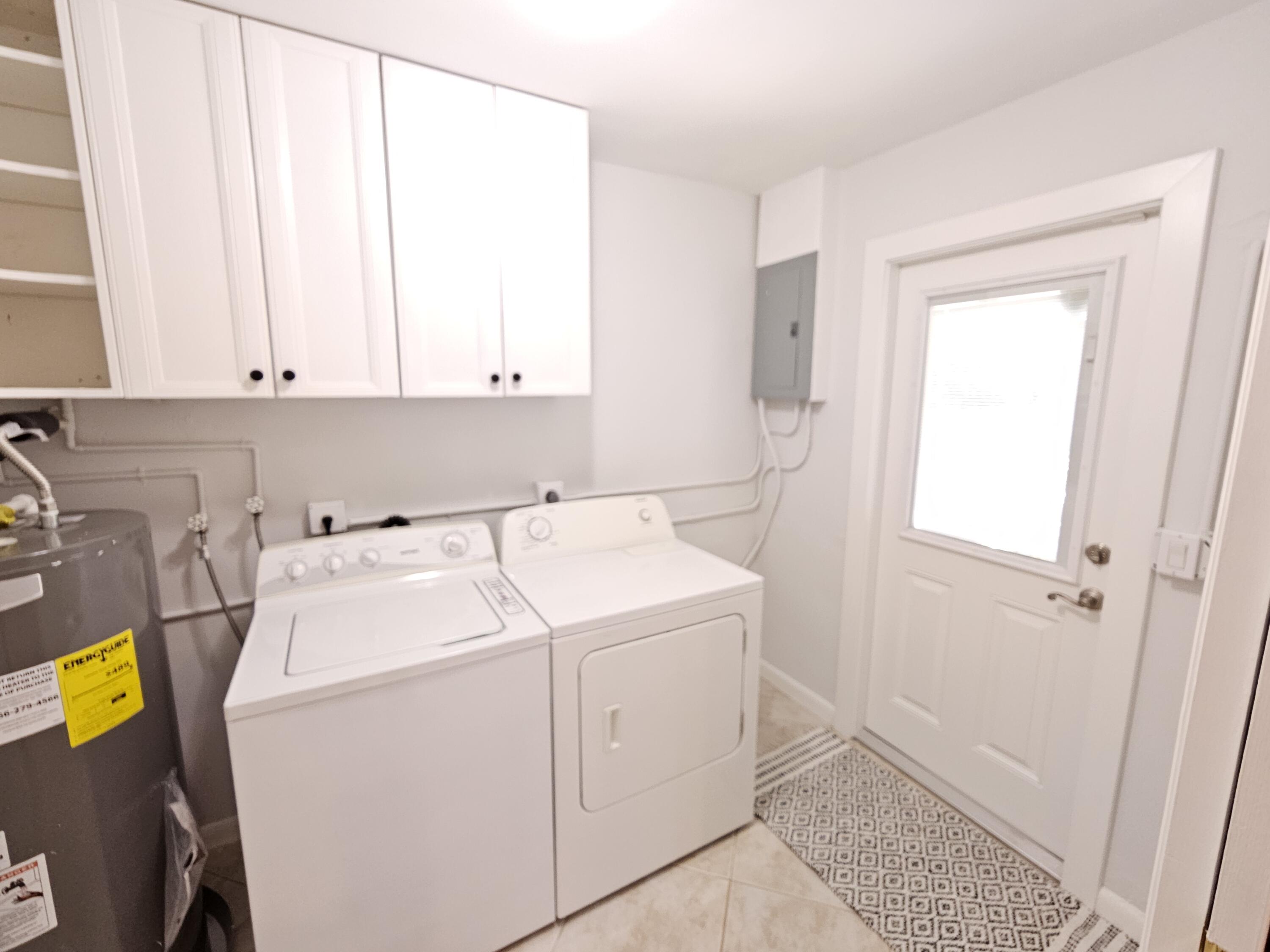355 Franklin Road Tequesta, FL 33469 - Photo 26 of 33 Laundry room-door to screened porch