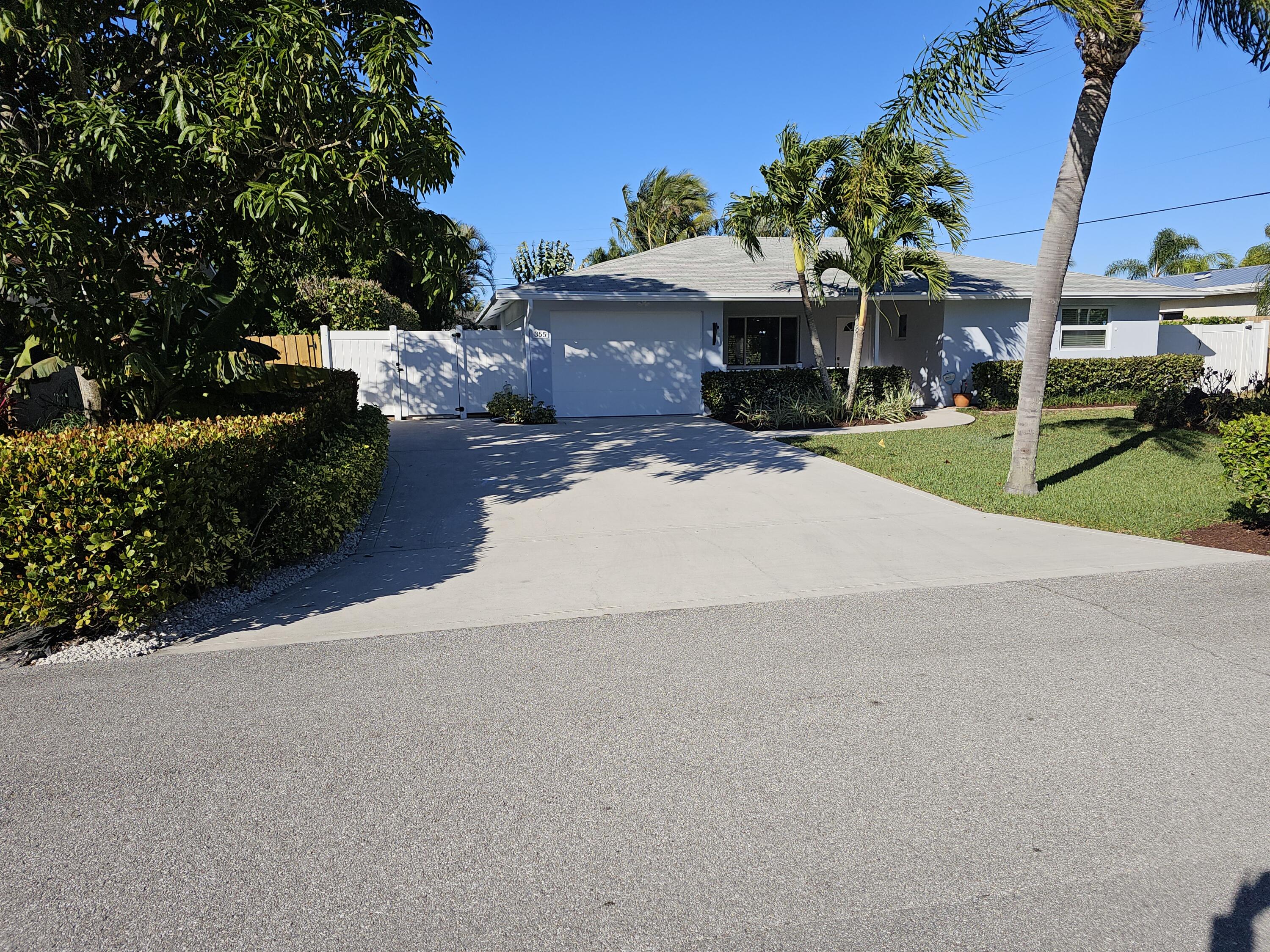 355 Franklin Road Tequesta, FL 33469 - Photo 5 of 33 Large driveway