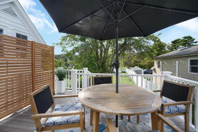 a view of a backyard