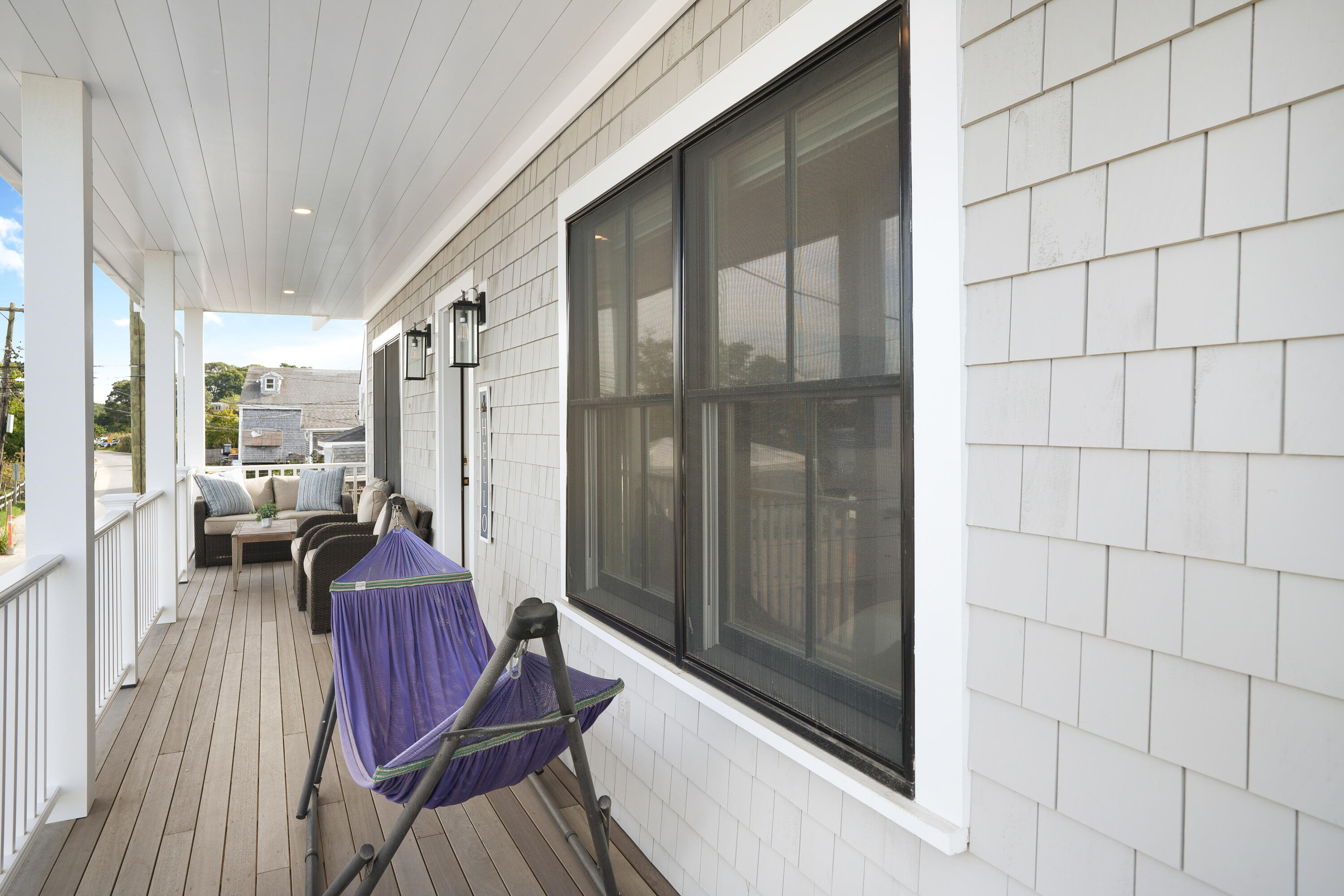 33 Lagoon Pond Road Vineyard Haven, MA 02568 - Photo 5 of 42 a living room with furniture