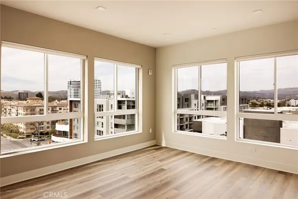 $4,395 | 21010 Erwin Street, Unit 439, Woodland Hills, CA 91367