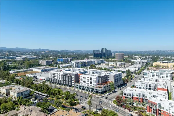 $4,395 | 21010 Erwin Street, Unit 439, Woodland Hills, CA 91367