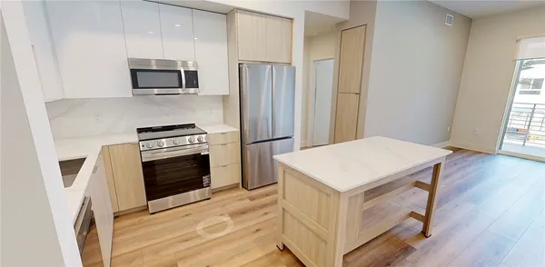 $4,395 | 21010 Erwin Street, Unit 439, Woodland Hills, CA 91367