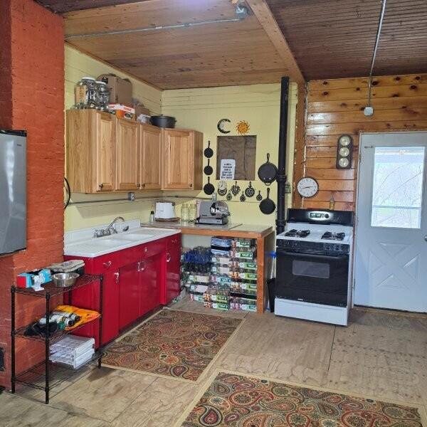866 Main Street Lincoln, ME 04457 - Photo 40 of 69 Summer Kitchen