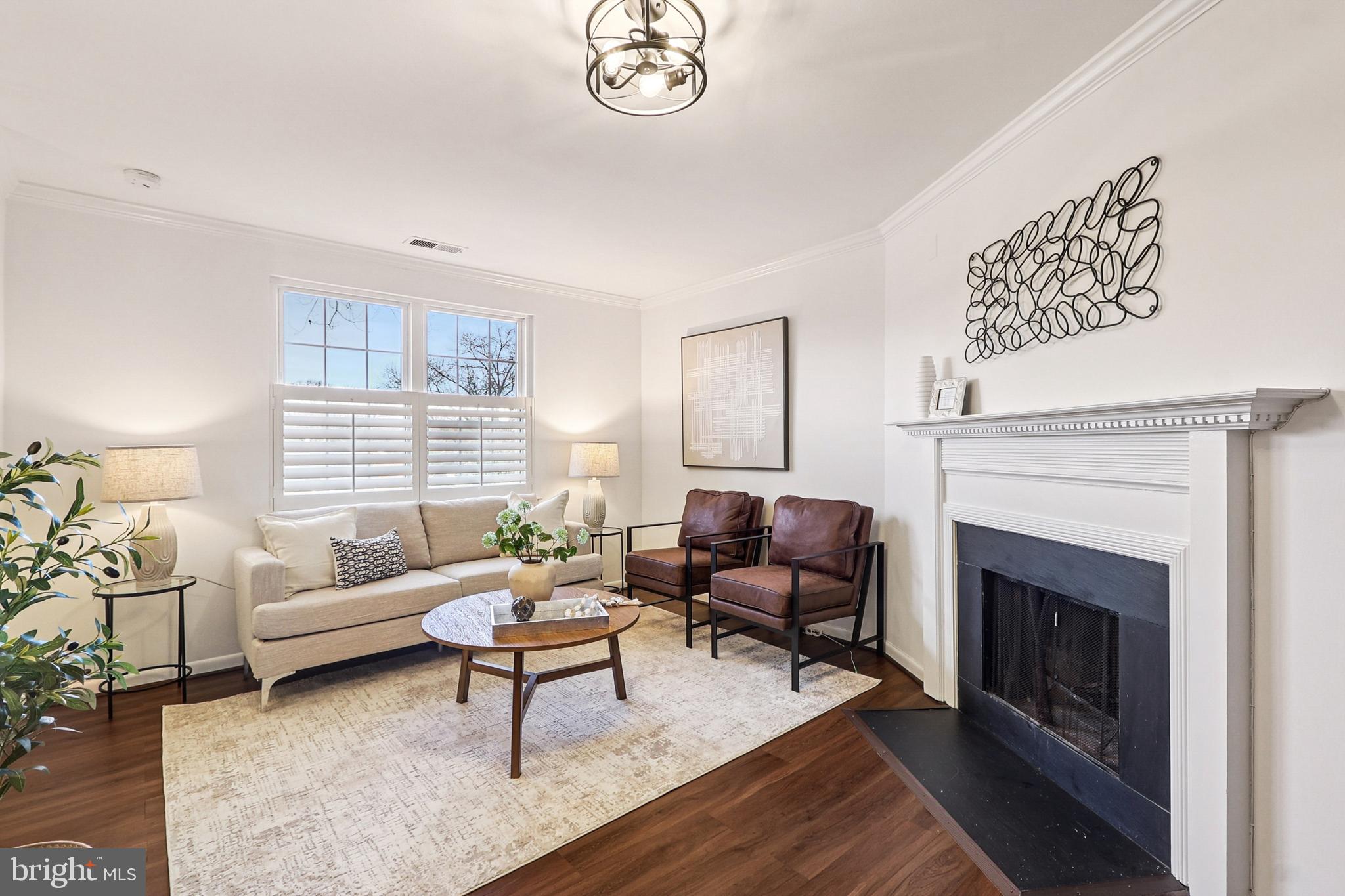 4619 28th Road South, Unit B Arlington, VA 22206 - Photo 5 of 39 Living Area
