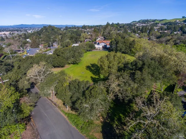 a view of a houses with a yard