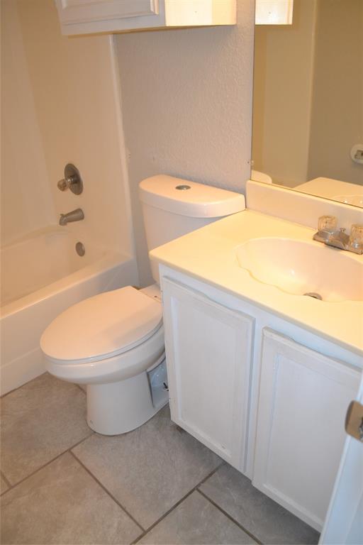 701 West Sycamore Street, Unit 207 Denton, TX 76201 - Photo 7 of 10 Full bathroom with bathtub / shower combination, vanity, toilet, and tile floors
