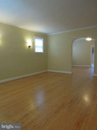 4636 Harcourt Road Baltimore, MD 21214 - Photo 7 of 28 Living Room