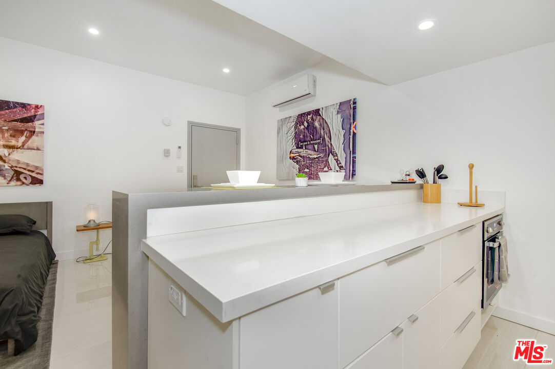 508 North Kings Road, Unit 5 West Hollywood, CA 90048 - Photo 6 of 8 a utility room with washer and dryer