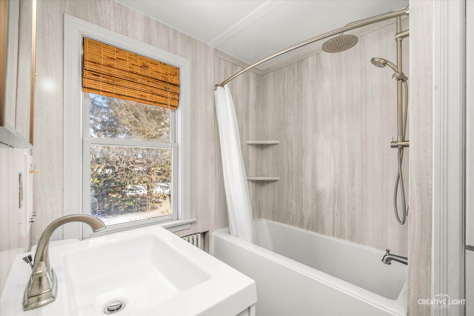 523 Preston Avenue Elgin, IL 60120 - Photo 11 of 22 a bathroom with a tub and a sink