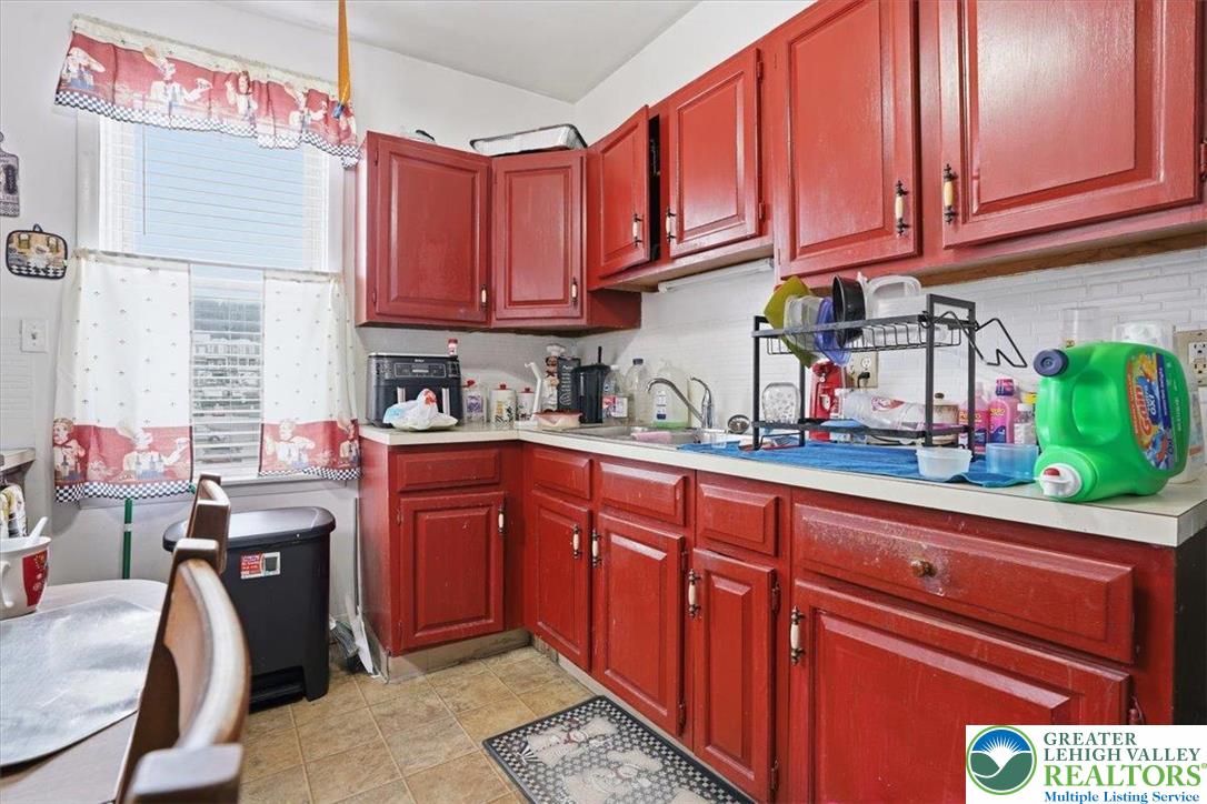 921 Broadway Fountain Hill, PA 18015 - Photo 25 of 93