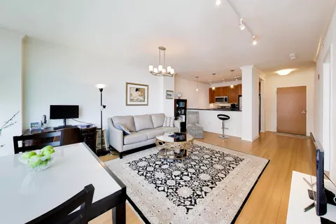 $339,000 | 1570 Elmwood Avenue, Unit 909, Evanston, IL 60201