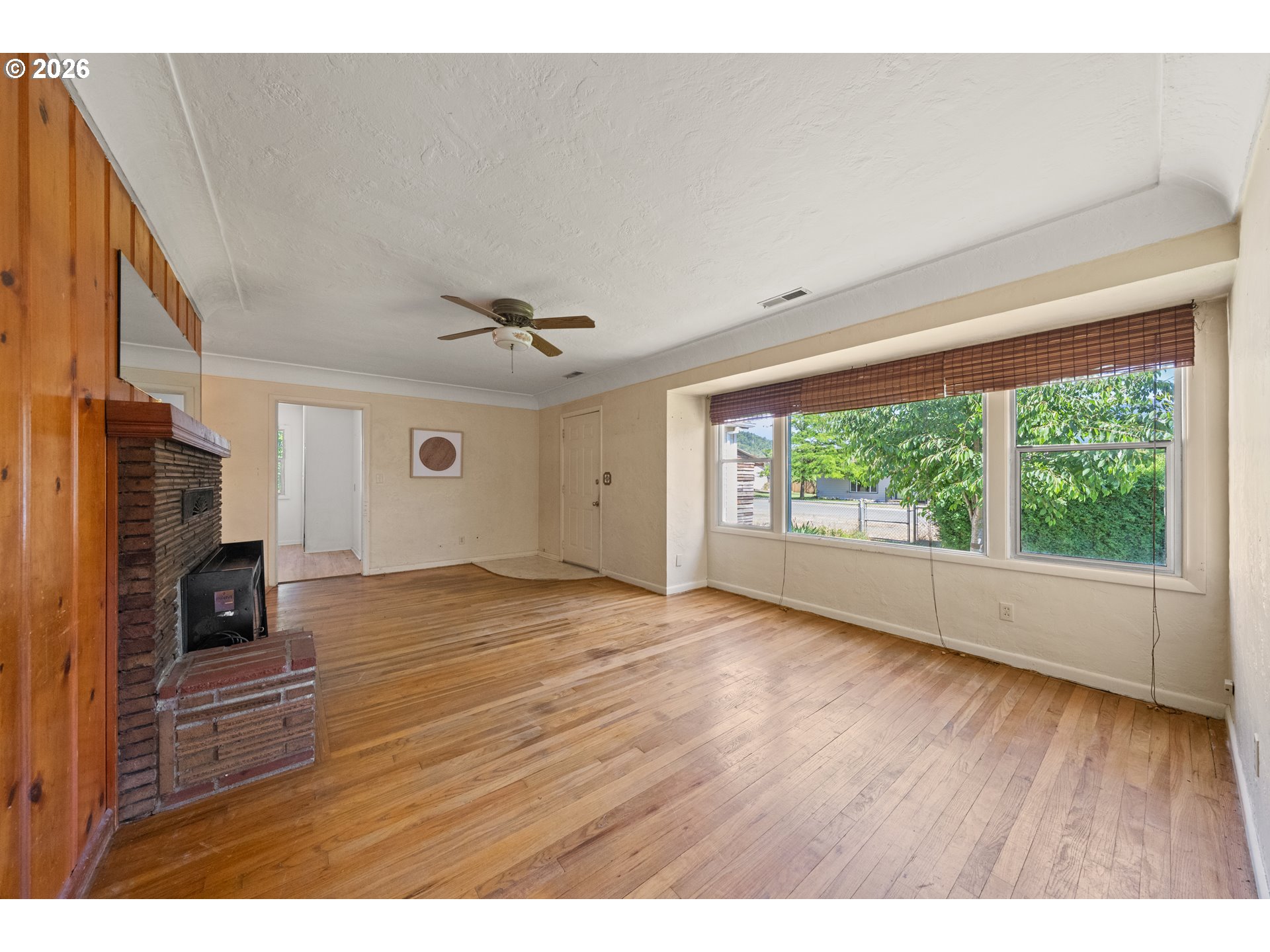 422 2nd Avenue Riddle, OR 97469 - Photo 22 of 46 Living Room