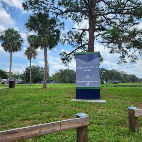 a view of a back yard