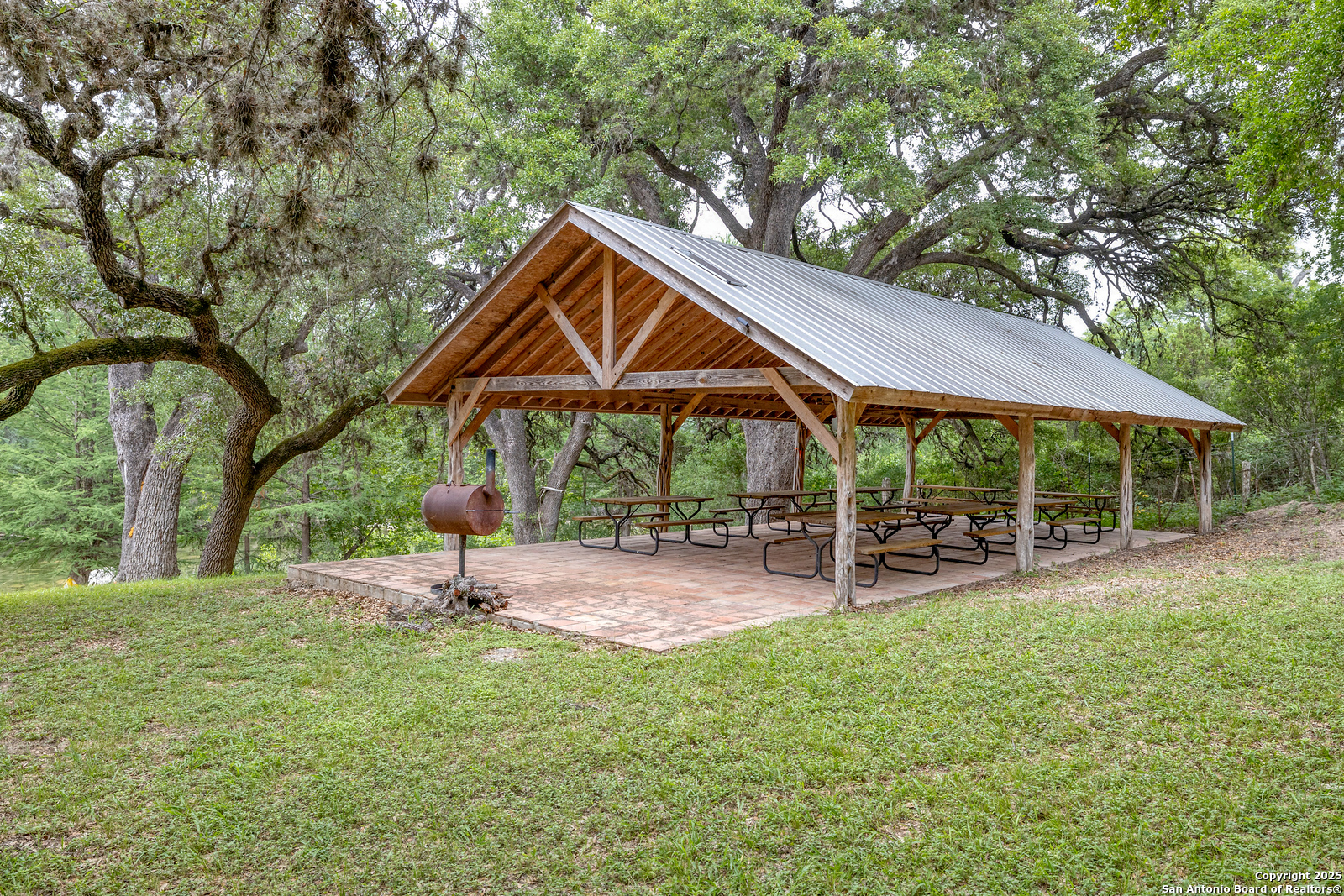 22 Camino Del Rancho Concan, TX 78838 - Photo 11 of 16 a view of patio with chairs and table under an umbrella