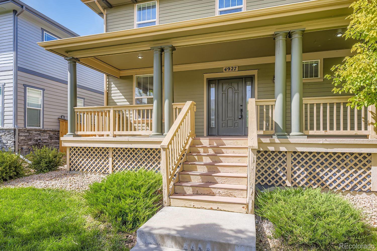 4927 South Addison Way Aurora, CO 80016 - Photo 2 of 24 a front view of a house with a garden