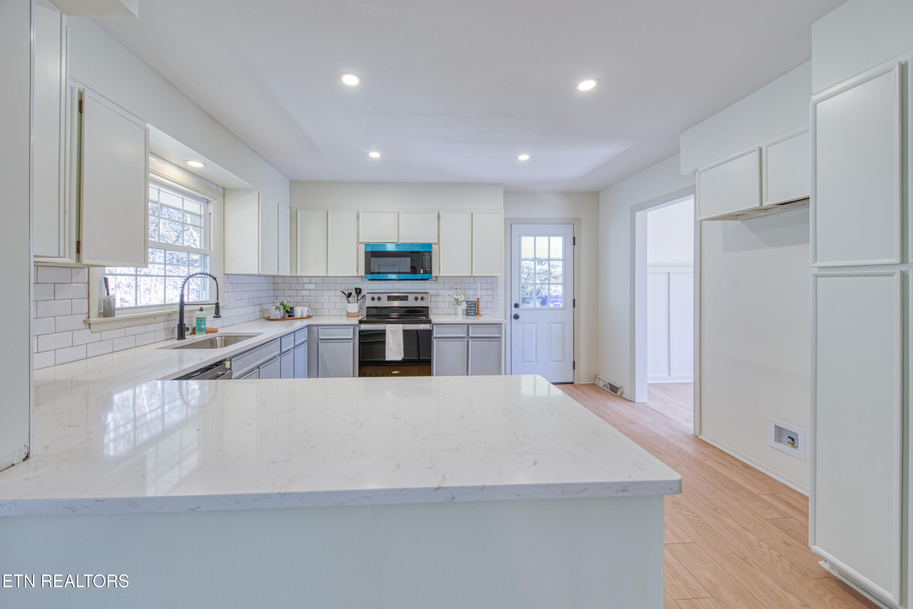 108 Canterbury Road Oak Ridge, TN 37830 - Photo 7 of 31 0H3A0893_16