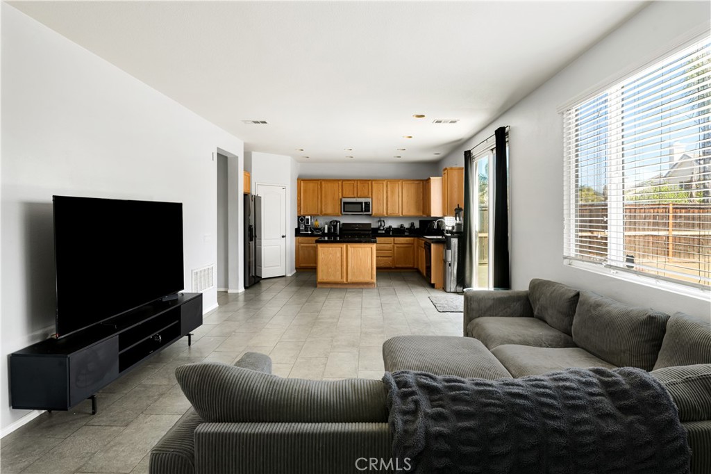 3873 Strand Way Perris, CA 92571 - Photo 10 of 28 Gallery Image 10