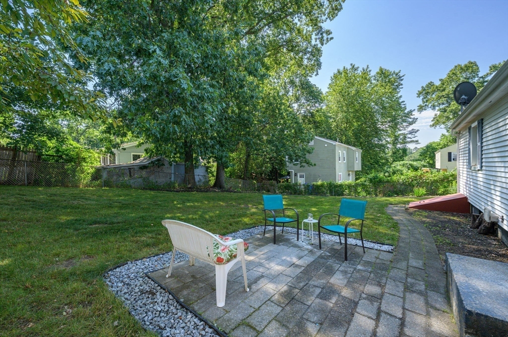 99 Lakevilla Avenue Springfield, MA 01109 - Photo 4 of 34