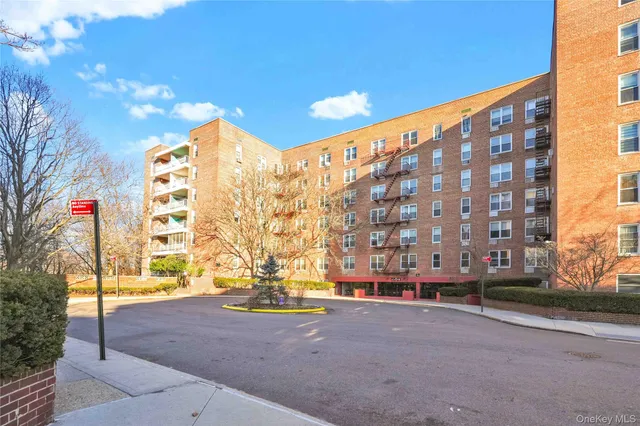 $2,600 | 66-01 Burns Street, Unit 4J | Rego Park
