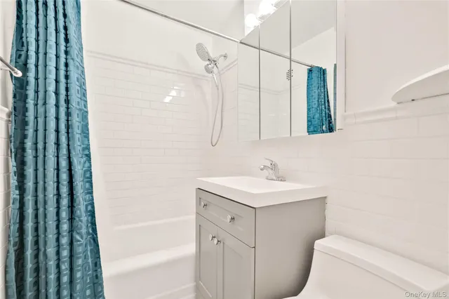 $2,600 | 66-01 Burns Street, Unit 4J | Rego Park