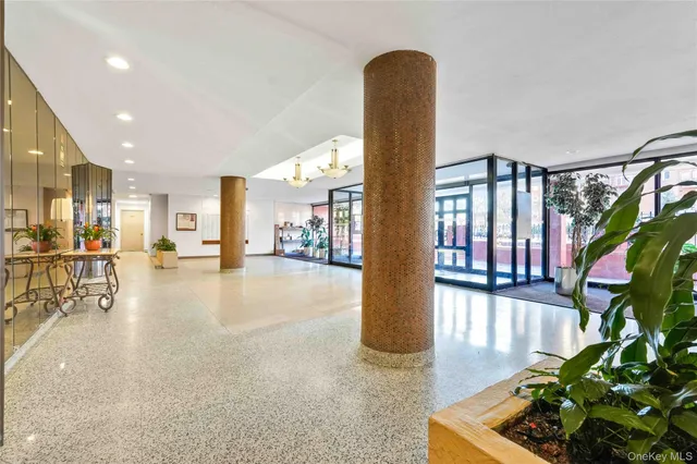 $2,600 | 66-01 Burns Street, Unit 4J | Rego Park