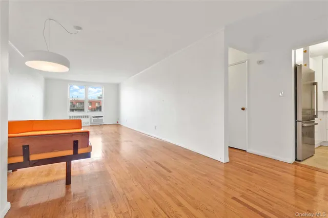$2,600 | 66-01 Burns Street, Unit 4J | Rego Park