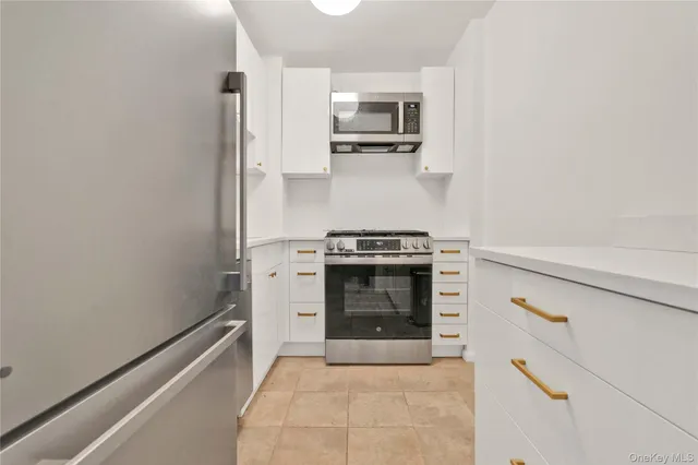 $2,600 | 66-01 Burns Street, Unit 4J | Rego Park
