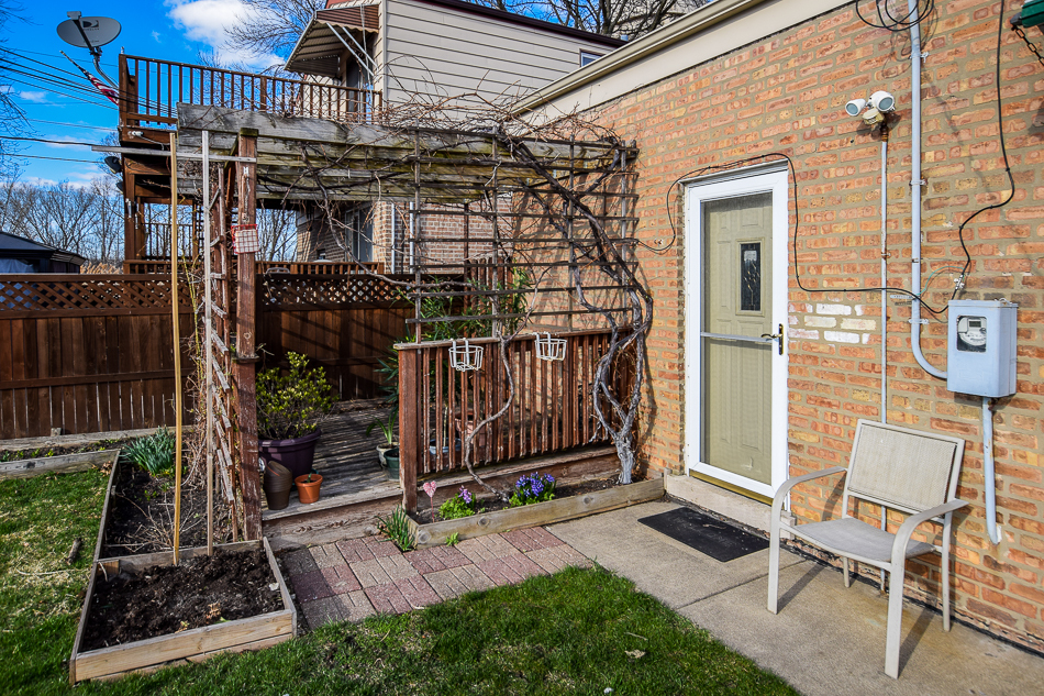 5104 South Rutherford Avenue Chicago, IL 60638 - Photo 22 of 23 a view of a backyard with a tub