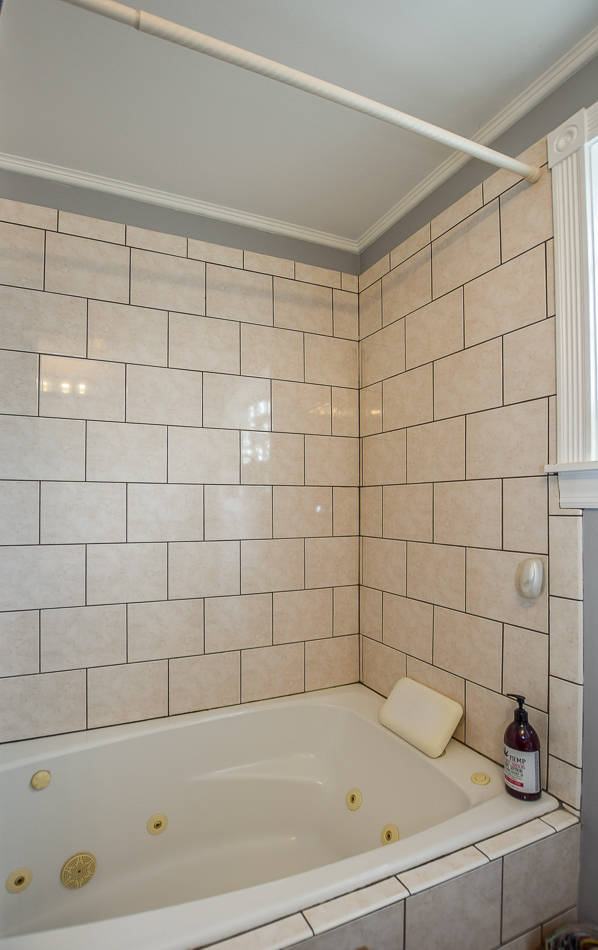 5104 South Rutherford Avenue Chicago, IL 60638 - Photo 8 of 23 a bathroom with a bathtub