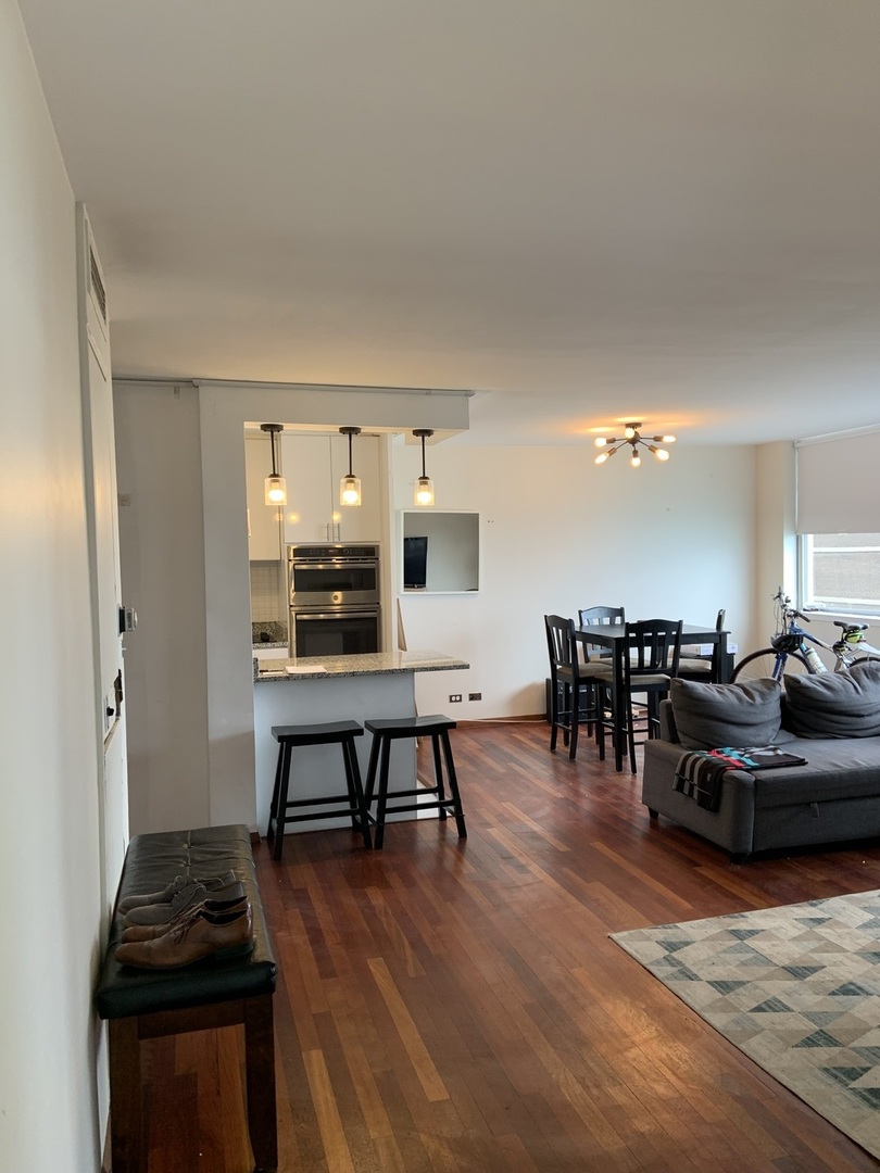 6301 North Sheridan Road, Unit 6L Chicago, IL 60660 - Photo 3 of 21 a living room with furniture and wooden floor