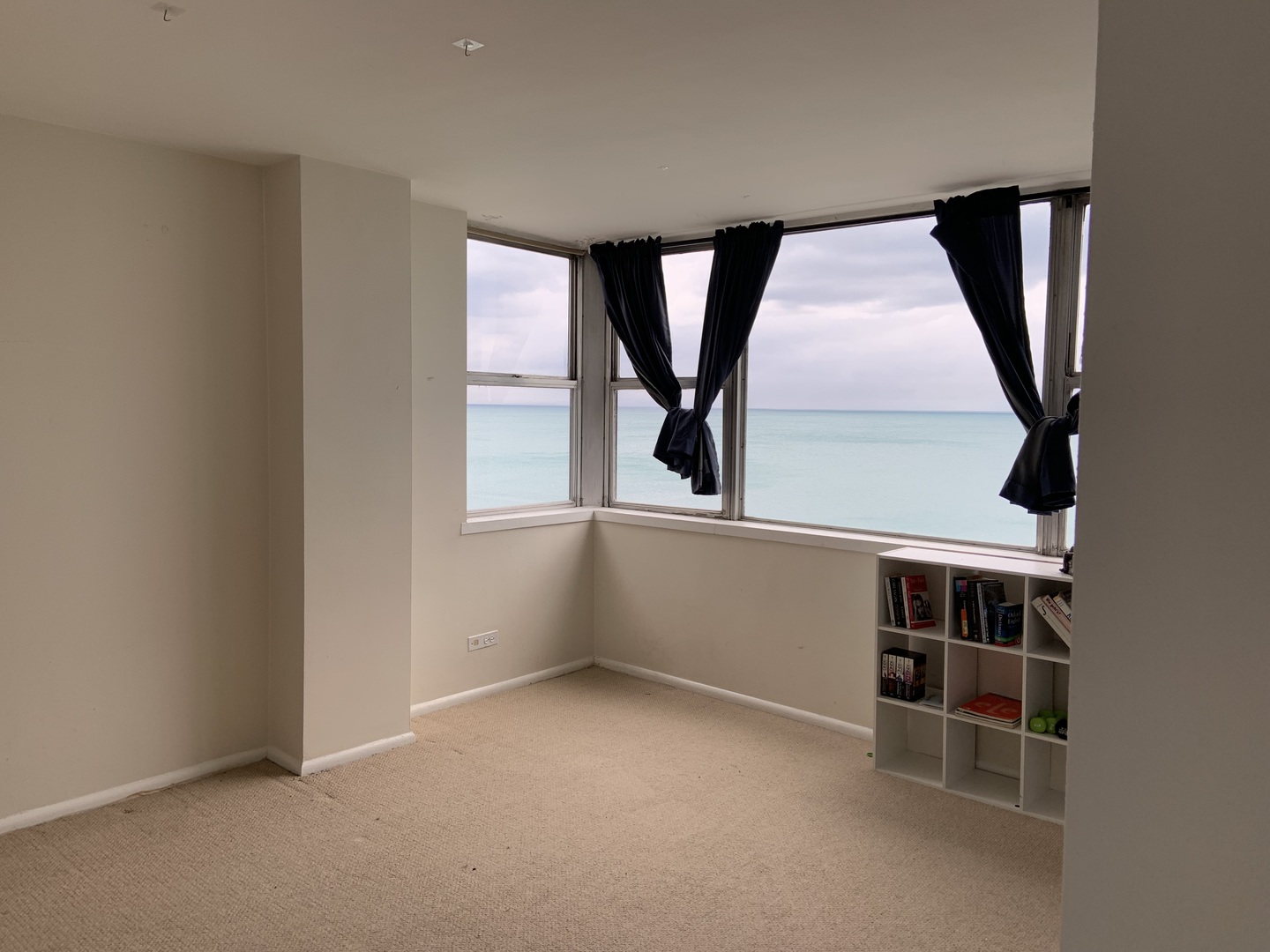 6301 North Sheridan Road, Unit 6L Chicago, IL 60660 - Photo 6 of 21 an empty room with windows