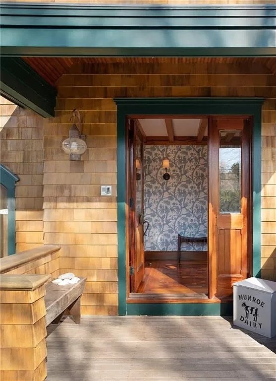 240 3rd Beach Road Middletown, RI 02842 - Photo 3 of 36