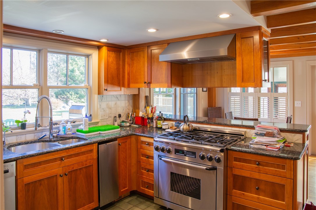 240 3rd Beach Road Middletown, RI 02842 - Photo 9 of 36