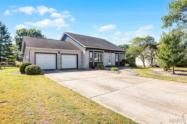 $319,000 | 108 Cross Creek Drive, Bethalto, IL 62010