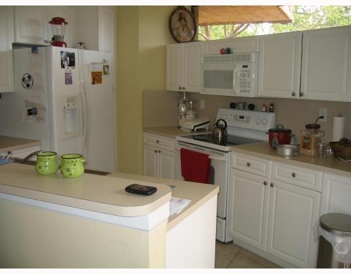 8171 Severn Drive, Unit D Boca Raton, FL 33433 - Photo 4 of 12 Kitchen with Breakfast Bar
