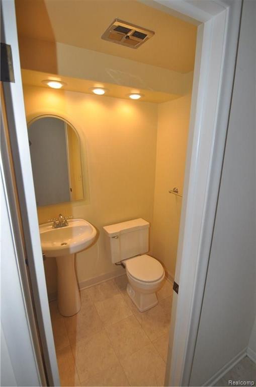 29511 Fox Grove Road Farmington Hills, MI 48334 - Photo 9 of 18