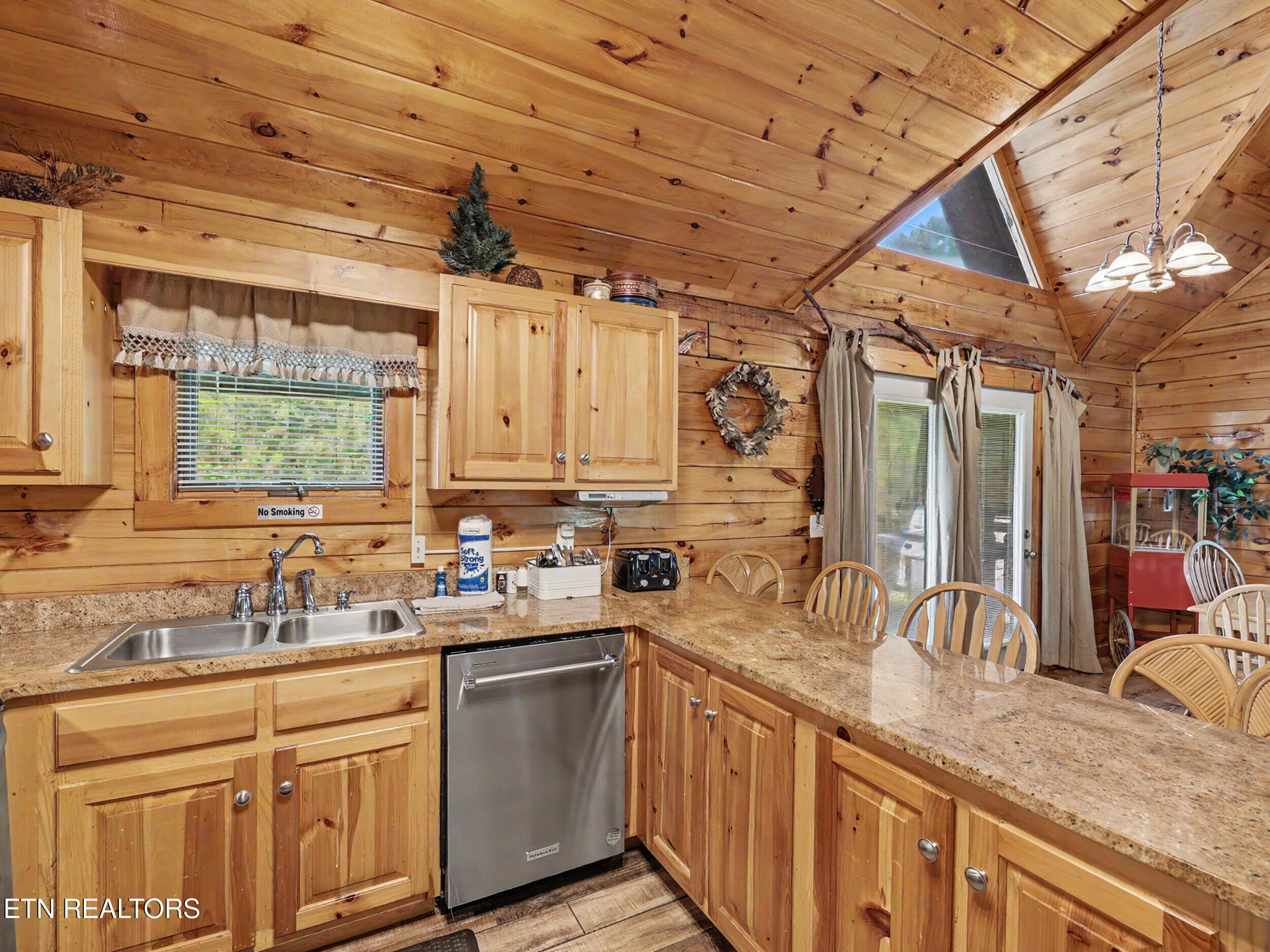 1629 Little Cabin Loop Pigeon Forge, TN 37862 - Photo 13 of 59 12_img_8578