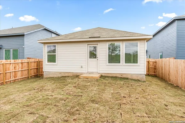 $1,675 | 205 Bronco Ridge, Pleasanton, TX 78064