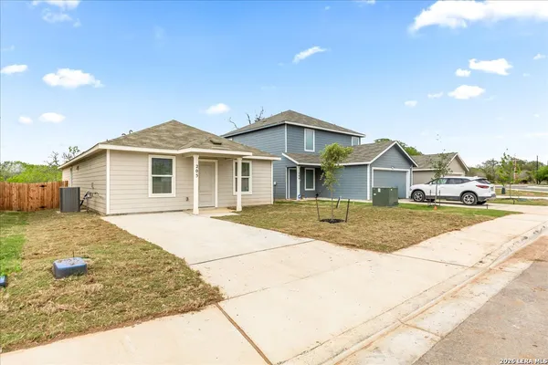 $1,675 | 205 Bronco Ridge, Pleasanton, TX 78064