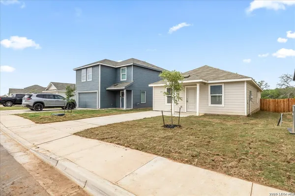 $1,675 | 205 Bronco Ridge, Pleasanton, TX 78064