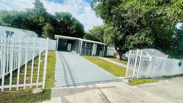 a view of a house with a backyard