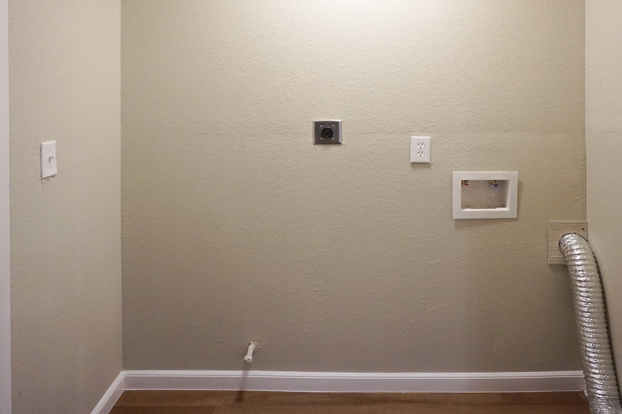 8521 Woodlyn Road Houston, TX 77028 - Photo 13 of 26 Electric and gas hook up available for your dryer