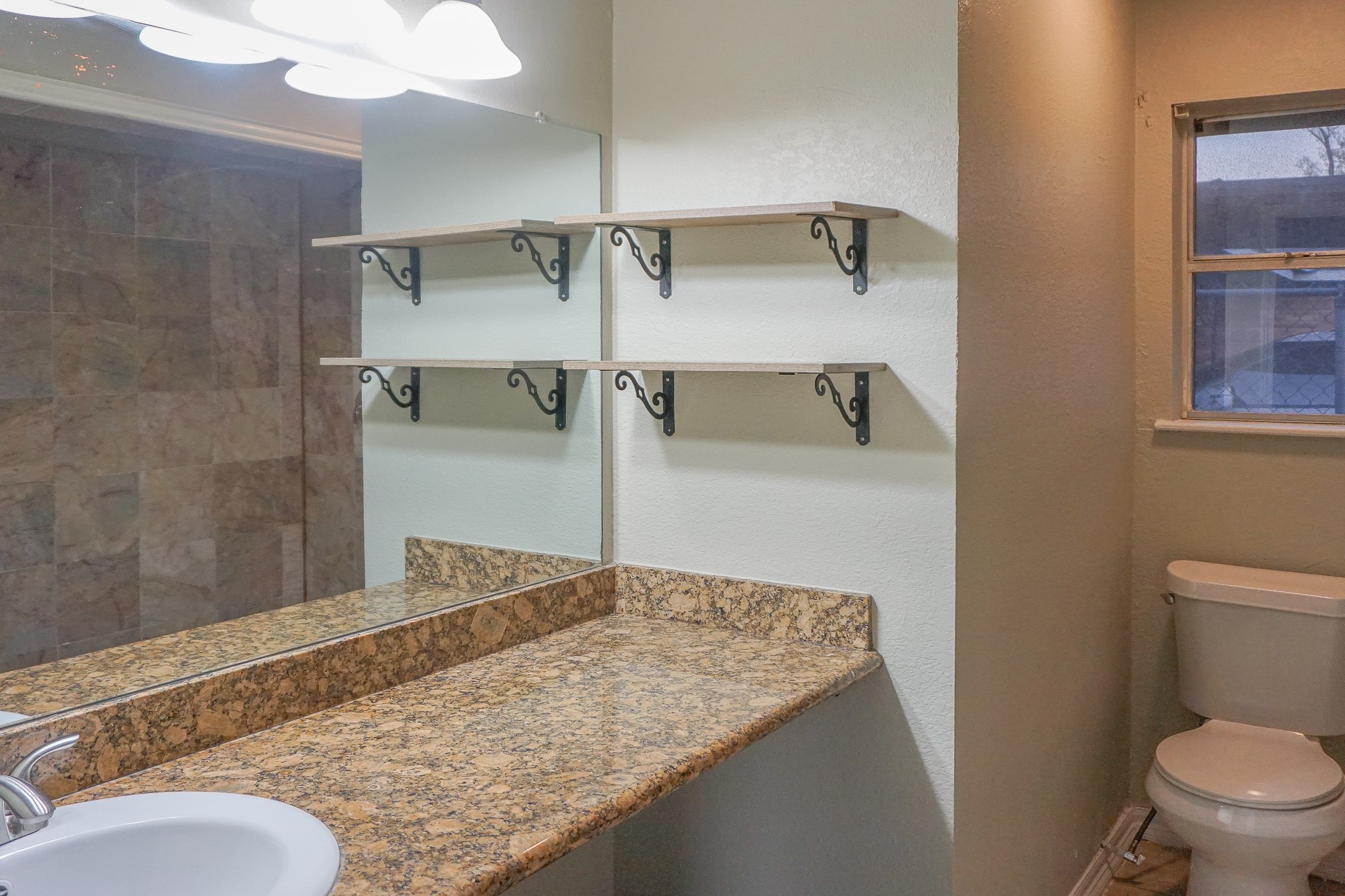 8521 Woodlyn Road Houston, TX 77028 - Photo 15 of 26 Primary bathroom