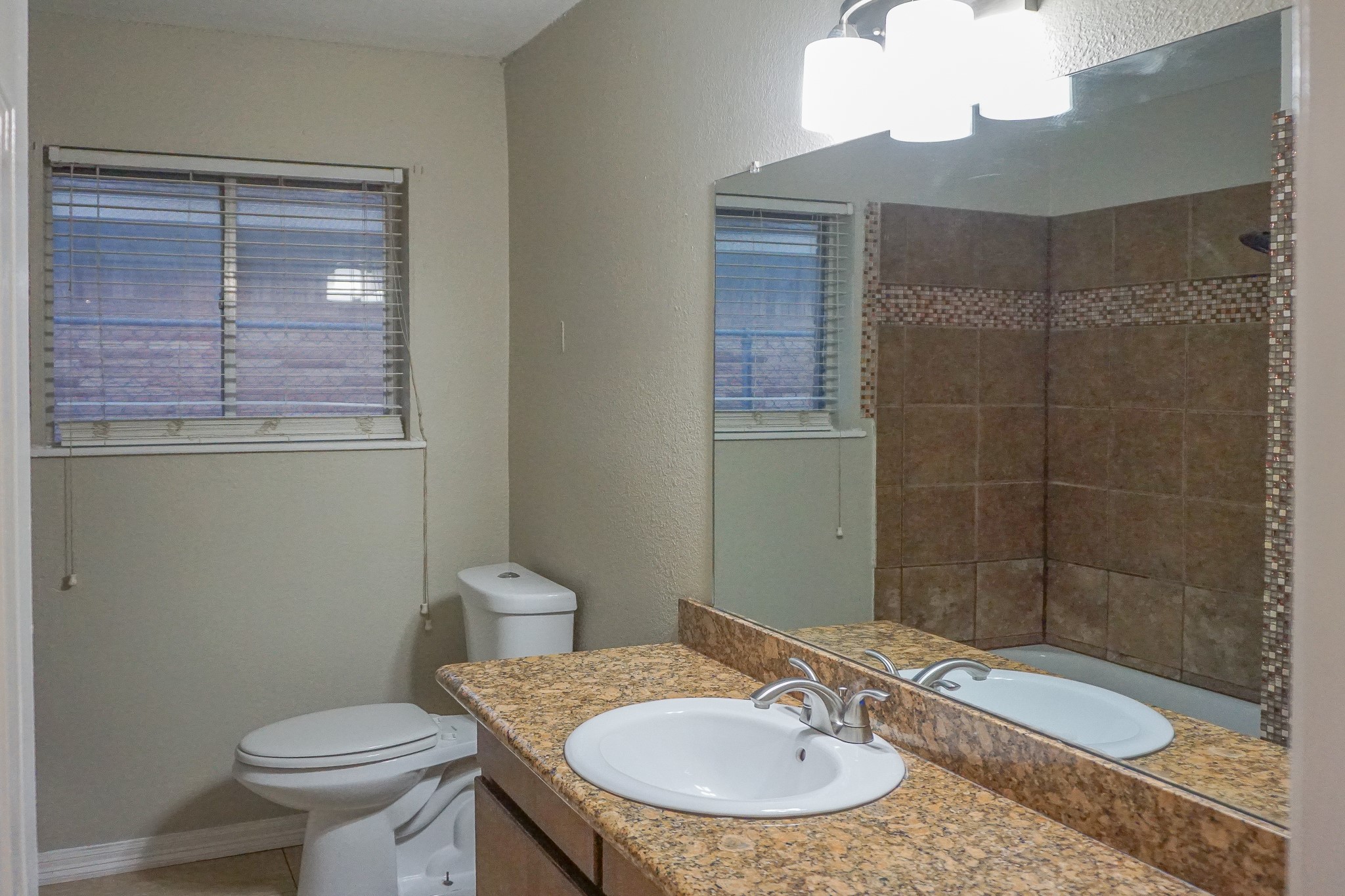 8521 Woodlyn Road Houston, TX 77028 - Photo 19 of 26 Second full bathroom